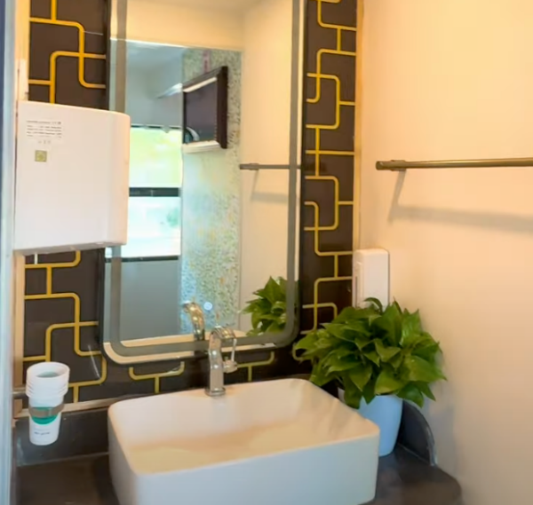 Khu vực vệ sinh trên tàu Sài Gòn Đà Nẵng