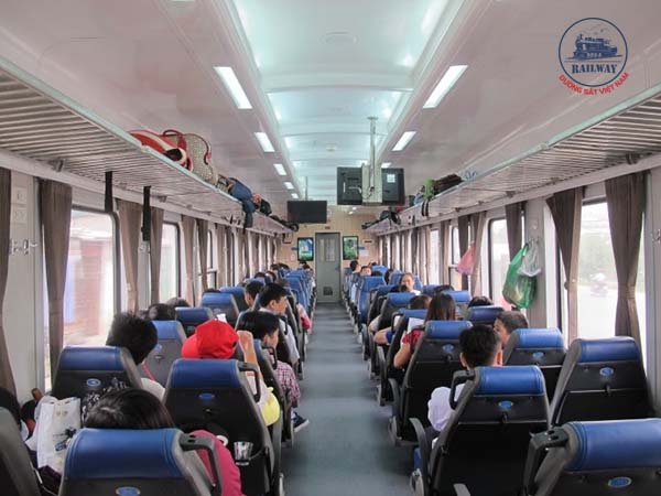 Hành khách ngồi đúng vị trí của mình trên toa
