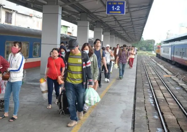 Hành khách xuống tàu vào ban ngày dễ tìm phương tiện di chuyển hơn