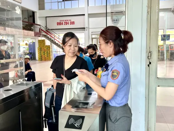 Hành khách bị nhỡ tàu phải báo ngay cho nhân viên nhà ga