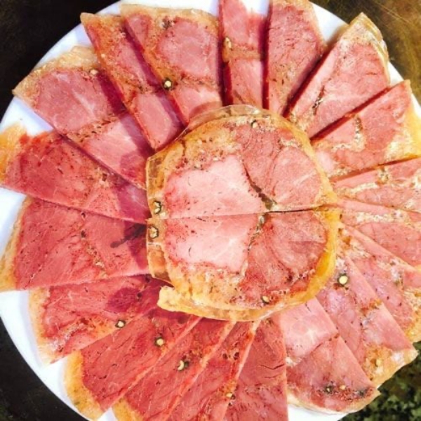 Giò bê Nam Đàn là đặc sản được nhiều người mua làm quà