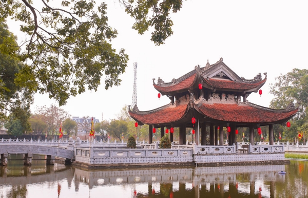 Đền Đô có kiến trúc cổ kính, rộng rãi, mang đậm không khí trang nghiêm