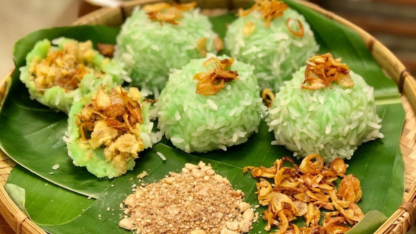 Bánh khúc làng Diềm được làm từ gạo nếp, lá khúc non và nhân đậu xanh thịt mỡ