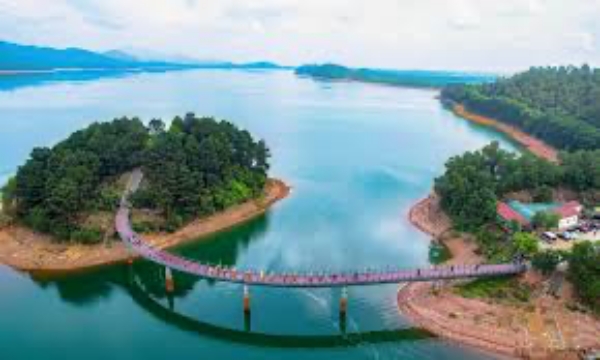 Hồ Kẻ Gỗ xanh biếc, lặng lẽ giữa đại ngàn như một bức tranh thủy mặc