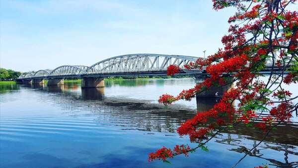 Tuyến tàu Quảng Ngãi - Huế đưa bạn đến với Cố Đô trầm mặc mà thơ mộng