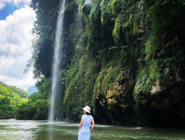 Thác Nậm Rứt mang đến không gian hoang sơ, tươi mới
