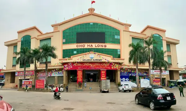 Chợ Hạ Long là khu chợ trung tâm lớn nhất của thành phố Hạ Long