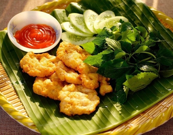 Những miếng chả mực dai giòn, thơm phức, khi được chiên vàng đều