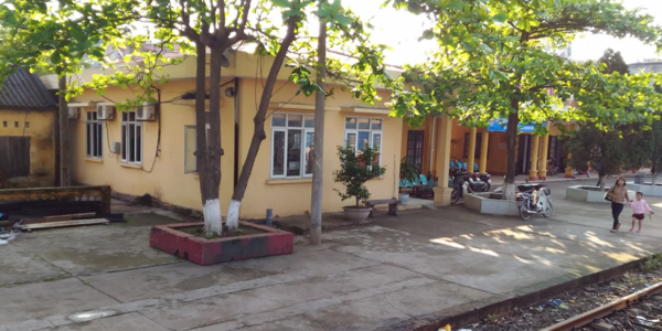 Khu vực ga vẫn giữ được đường ray cũ, kết hợp hàng cây xanh dọc lối đi.