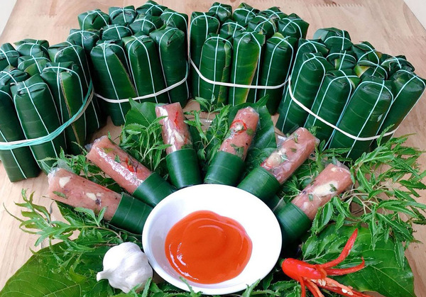 Xuống tàu Hà Nội Bỉm Sơn, bạn nhớ thưởng thức nem chua ở đây và mua về làm quà nhé