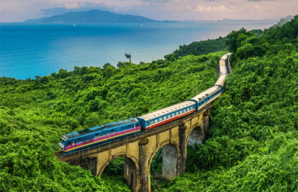 Say mê cảnh đẹp đèo Hải Vân trên chuyến tàu du lịch