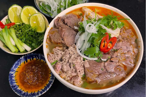 Bún bò Huế - đặc sản dân dã làm say lòng biết bao thực khách