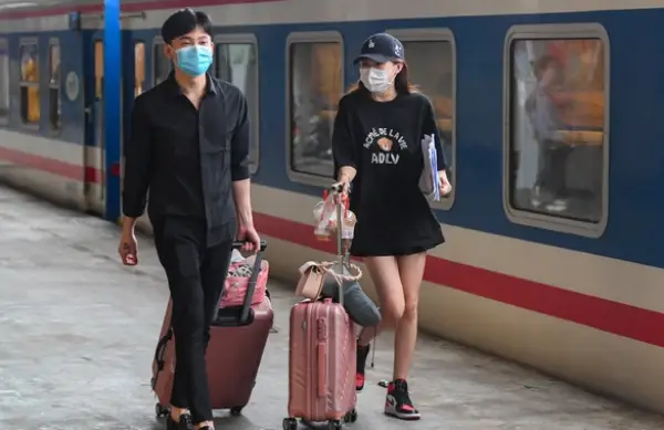 Hành khách nên đến ga sớm ít nhất 30 phút để làm thủ tục.