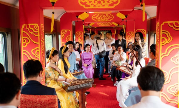 Toa cộng đồng tàu HĐ1 phong cách cung đình Huế