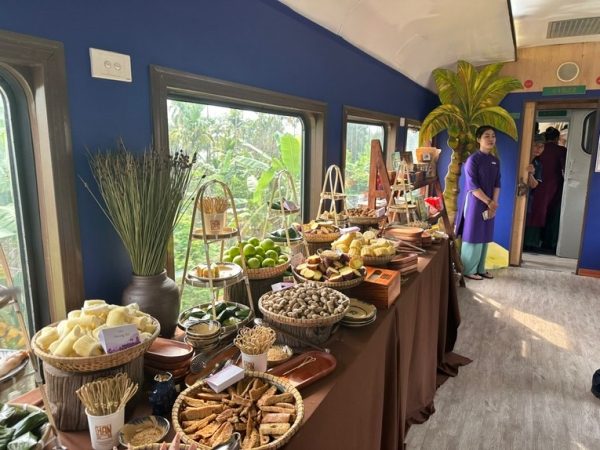 Khám phá ẩm thực độc đáo khi mua vé tàu HĐ1