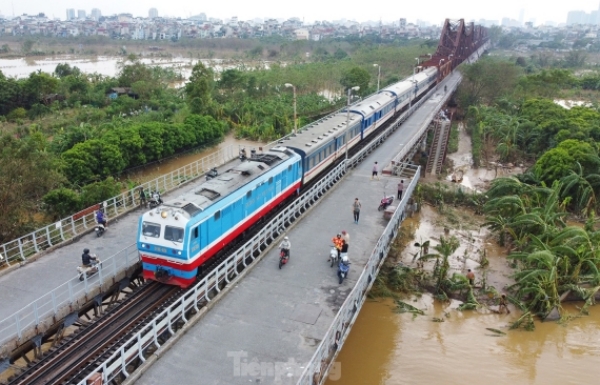 Tàu HP1 chầm chậm lướt qua cầu Long Biên trăm tuổi