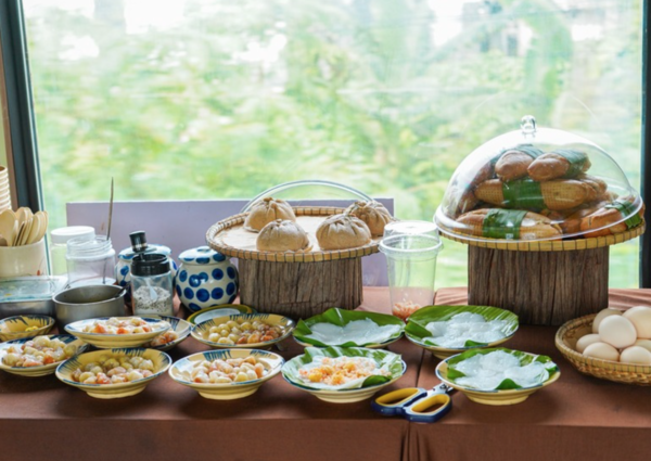 Hành khách đi tàu có thể thưởng thức những món bánh và chè thơm ngon, bắt mắt