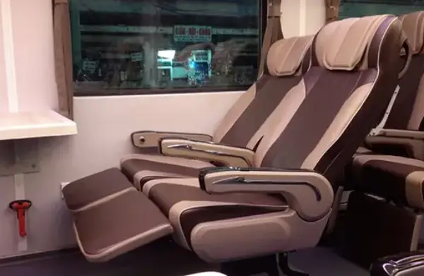 Ghế ngồi mềm tàu LP2 có thể ngã ra 30 độ để hành khách nghỉ ngơi