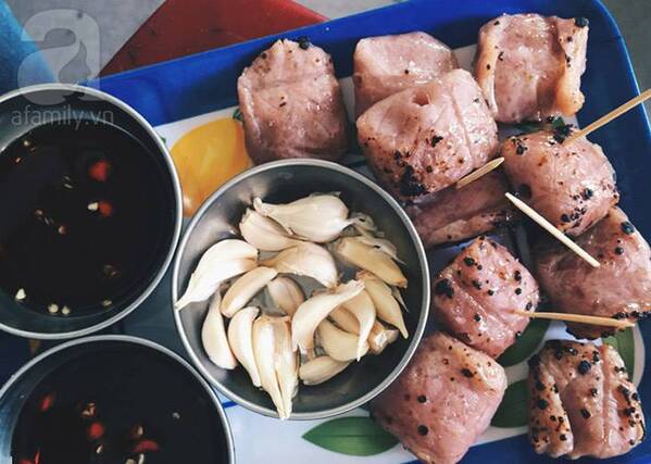 Tôi vẫn nhớ như in cái vị cuốn vô cùng của Nem nướng chợ Huyện