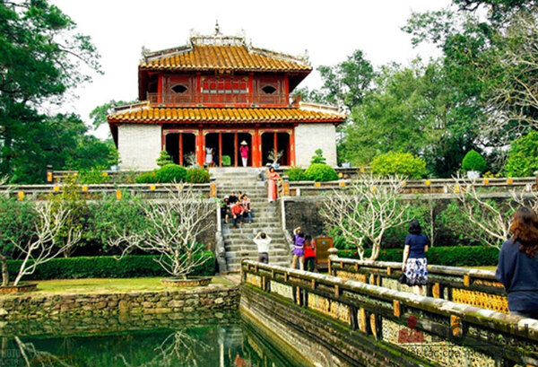 Nếu yêu thích khám ohas lịch sử và kiến trúc, bạn hãy ghé thăm Lăng Tự Đức