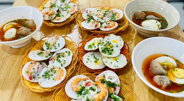 Xuống ga Suối Kiết, bạn dễ dàng bắt gặp những quán bán bánh căn ngon khó cưỡng