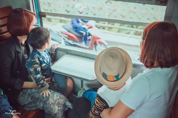Trẻ em dưới 6 tuổi được miễn phí vé tàu và ngồi chung với người lớn đi cùng.