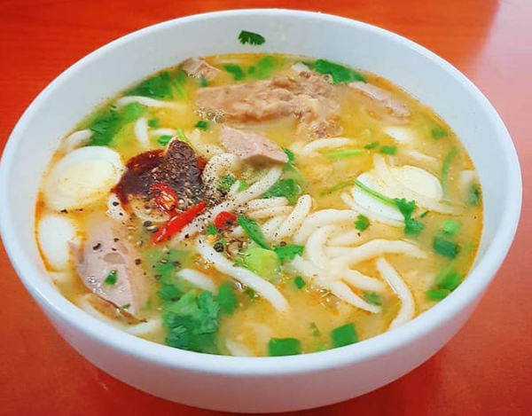 Xuống tàu Hà Nội Yên Trung, bạn đừng quên thưởng thức một tô cháo canh thơm ngon nhé