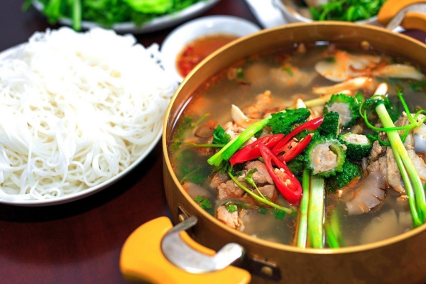 Món lẩu lá khổ qua rừng thường được nấu bằng cá trào cững