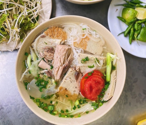 Bún cá Nha Trang nổi bật với nước dùng trong, ngọt thanh, không tanh