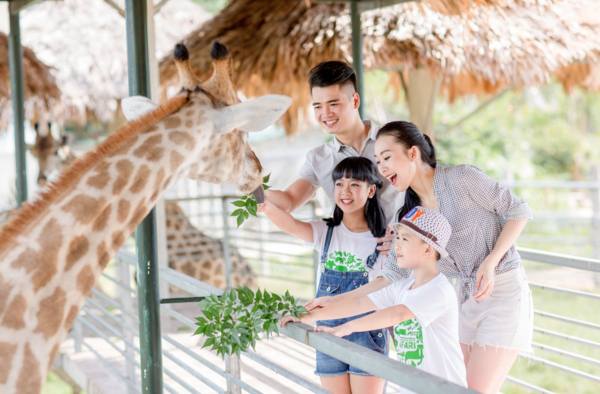 Mường Thanh Diễn Lâm là khu nghỉ dưỡng lý tưởng cho gia đình, có khu vui chơi trẻ em, vườn thú hoang dã và không gian xanh mát cho kỳ nghỉ trọn vẹn
