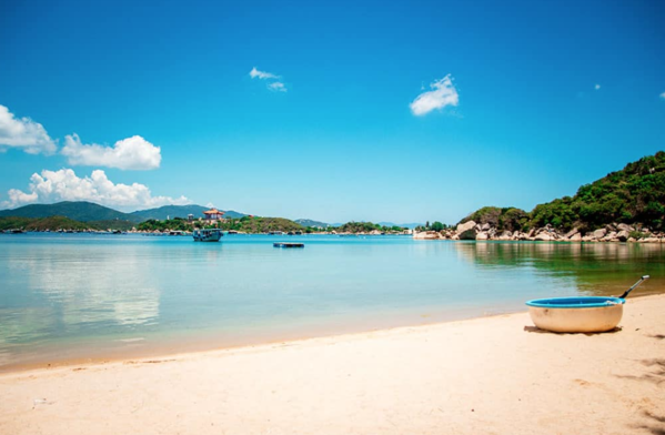 Nếu xuống tàu SE10 tại ga Nha Trang, bạn hãy ghé biển để dạo bước trên cát trắng, hoà mình vào biển xanh, nắng vàng
