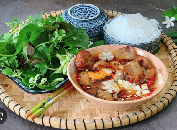 Xuống tàu SE12, ghé Hàng Mành và thưởng thức bún chả Hà Nội đậm đà thơm ngon