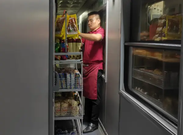 "Cửa hàng tạp hóa" di động trên tàu