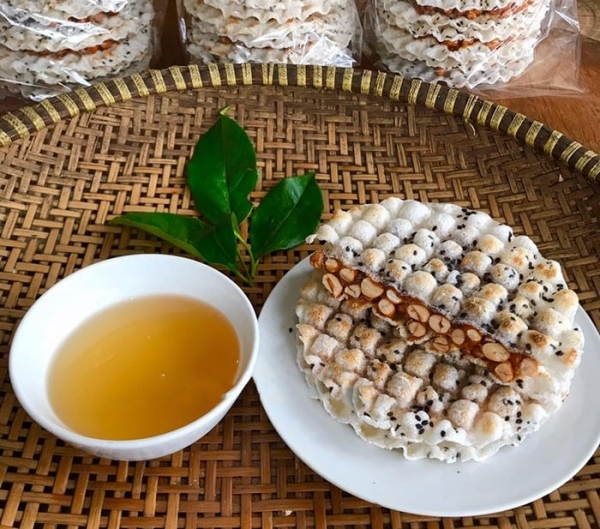 Kẹo cu đơ Hà Tĩnh có nhân làm từ mật mía, mạch nha, đường, gừng, lạc.