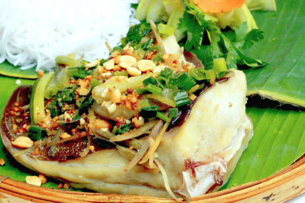 Đặt vé tàu Dĩ An Bình Thuận, bạn có cơ hội ghé thưởng thức món cá lồi xối mỡ gây thương nhớ Phan Thiết