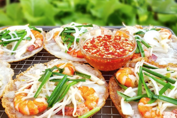 Bánh xèo tôm nhảy – linh hồn ẩm thực đường phố Quy Nhơn.