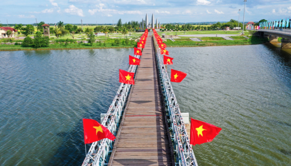 Cầu Hiền Lương không chỉ bắc qua sông, mà còn nối liền trái tim hai miền Nam – Bắc