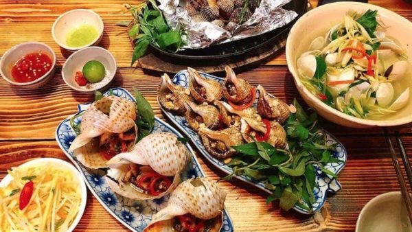 Đặt vé tàu Dĩ An Đồng Hới để khám phá hương vị biển khơi qua những món hải sản tươi ngon bên bờ Nhật Lệ.