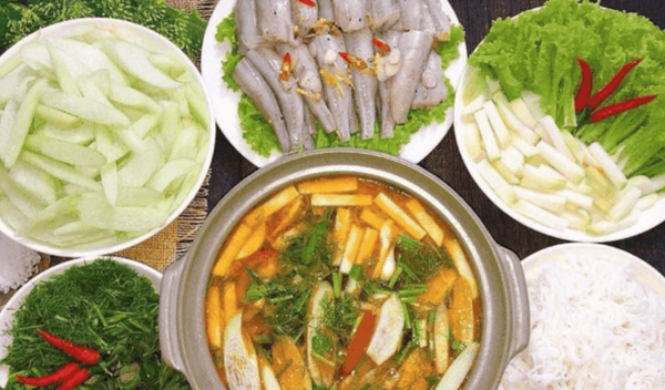 Mua vé tàu Dĩ An Đồng Lê, bạn hãy ghé thưởng thức lẩu cá khoai thanh ngọt khi tàu dừng tại ga Đồng Lê