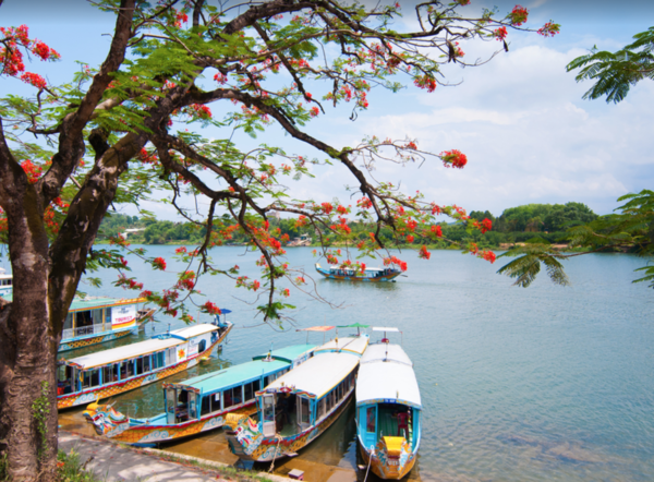 Sông Hương qua bao tháng năm vẫn ôm lấy Huế, dịu dàng, lặng lẽ như một khúc nhạc trầm