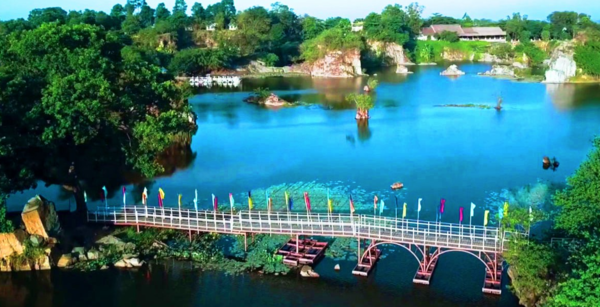 Vé tàu Dĩ An Long Khánh đưa bạn đến với Khu du lịch Bửu Long với nhiều cảnh đẹp, được ví như Vịnh Hạ Long thu nhỏ ở vùng Đông Nam Bộ