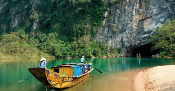 Xuống tàu Dĩ An Minh Lệ, bạn hãy ghé động Phong Nha để chiêm ngưỡng kỳ quan đặc biệt này