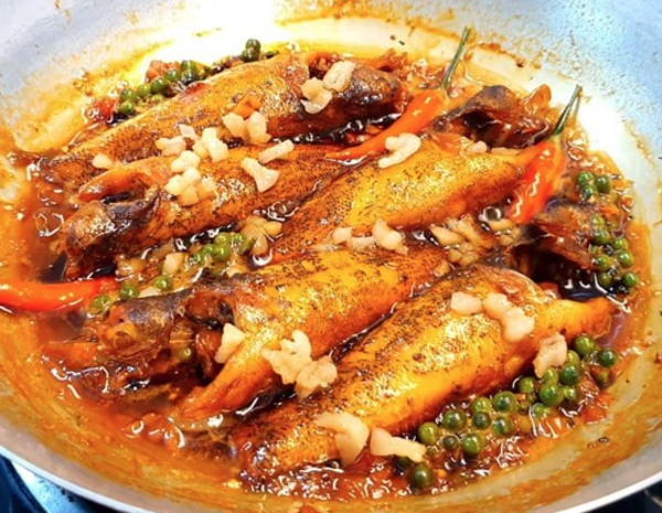Cá bống sông Trà nhỏ bé nhưng mang trong mình mùi vị quê hương Quảng Ngãi, đậm đà cay thơm đến tận tim người thưởng thức.