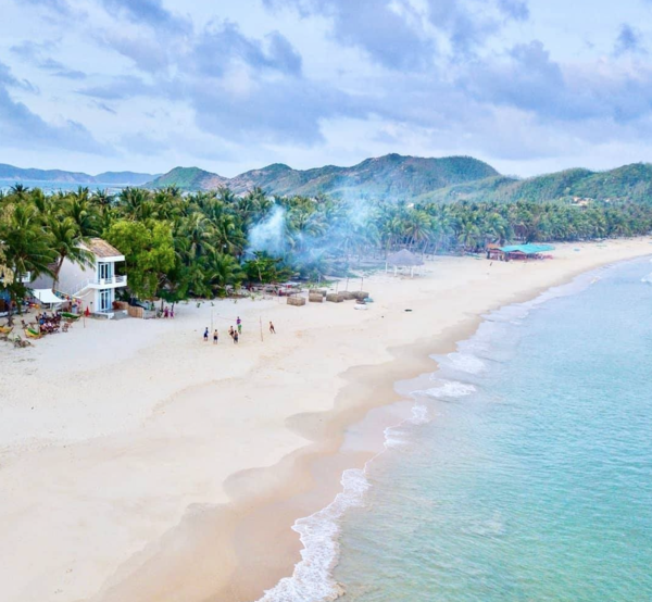 Mua vé tàu Dĩ An Tuy Hoà đến với Vịnh Xuân Đài - Nơi trời xanh ôm lấy biển, dịu dàng, bình yên