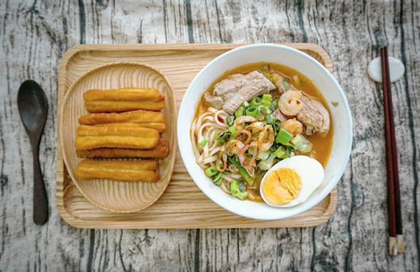 Xuống tàu Dĩ An Yên Trung thưởng thức ngay một tô cháo canh nóng hổi - Đây là cách nỗi nhớ nhà được xoa dịu của những người con xa xứ.