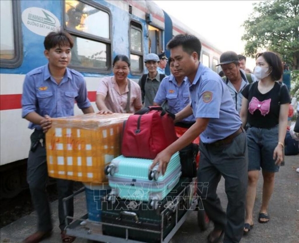 Nhân viên nhà ga luôn sẵn sàng hỗ trợ hành khách