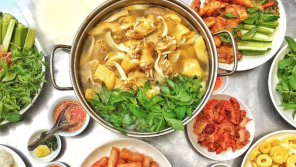 Lẩu gà lá é Tao Ngộ - Món ngon, thơm dịu, cay nhẹ bạn nhất định phải thử khi lên Trại Mát.