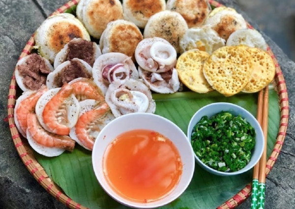 Bánh căn Nha Trang – giòn rụm trên lửa hồng, thơm lừng hương biển, ăn một lần nhớ mãi.