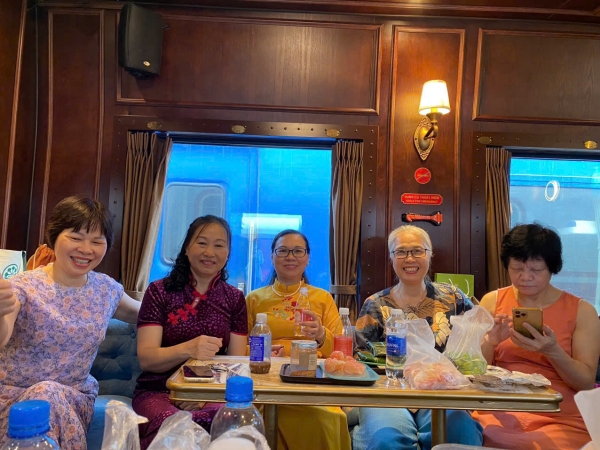 Hành khách đi tàu 5 Cửa Ô