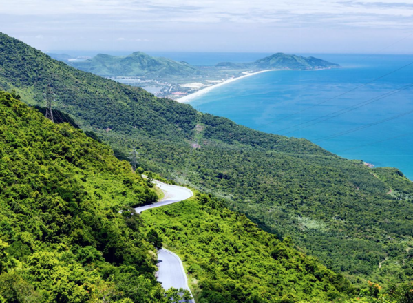 Vé tàu Nha Trang Hà Nội đưa bạn băng qua Đèo Hải Vân - Khung cảnh thiên nhiên hùng vĩ bậc nhất cung đường từ Nam ra Bắc